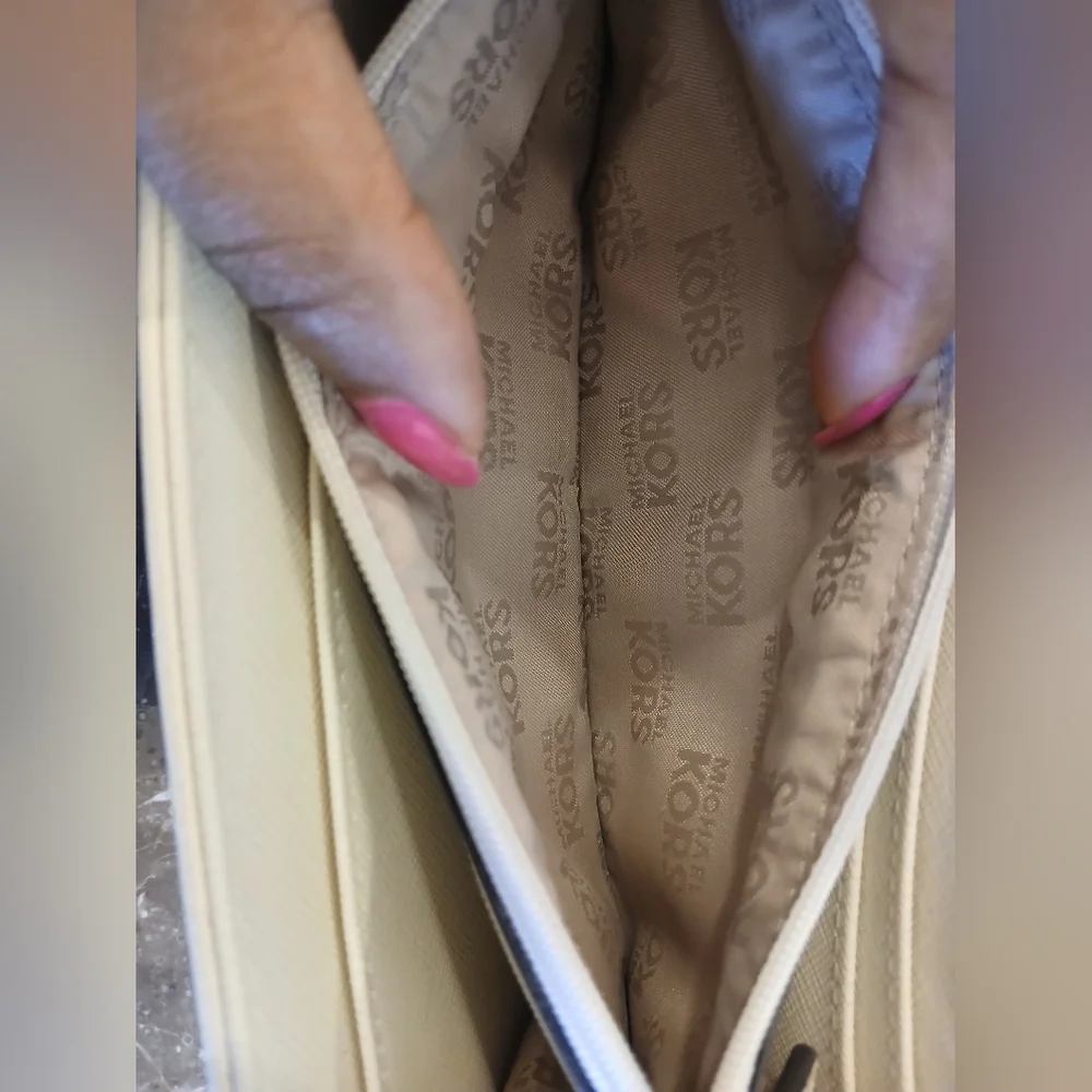 Michael Kors Wallet with Gold Logo - Picture 15 of 16